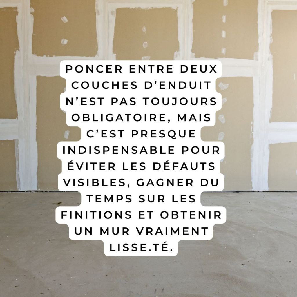 Ponçage entre deux couches d’enduit sur placo pour obtenir un mur lisse et sans défauts