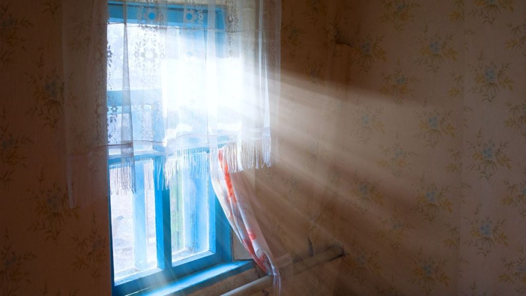 Rayons de soleil qui traversent une fenêtre ouverte en pleine canicule