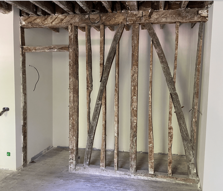 mur en colombage avant sablage des poutres