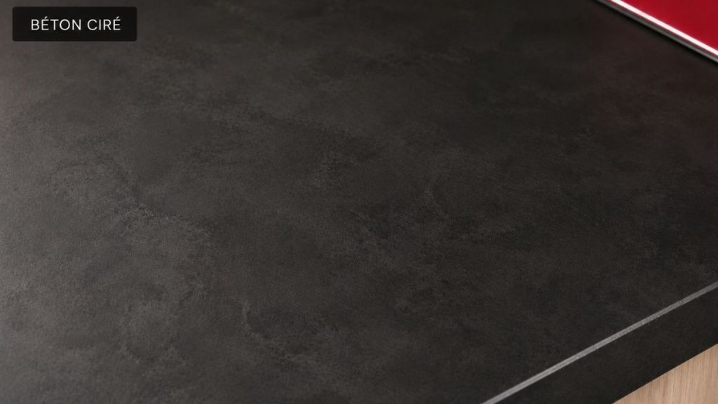 Plan de travail en béton ciré noir dans une salle de bains